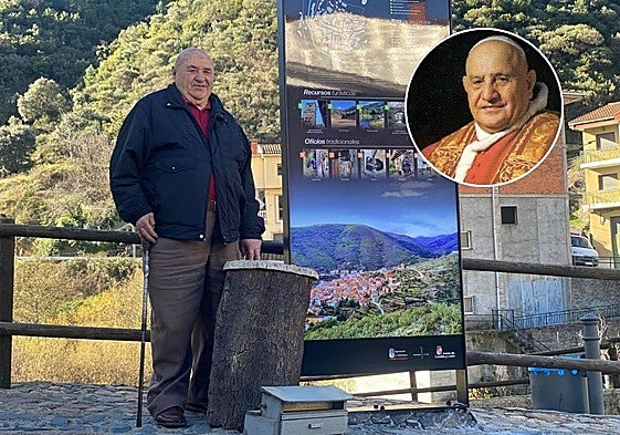 Rafael Oliva, en Valero, junto a una colmena de corcho antigua y un cazapolen.
