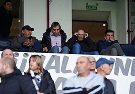 El presidente del Salamanca UDS, Manuel Lovato (segundo por la derecha), en el palco del Helmántico.