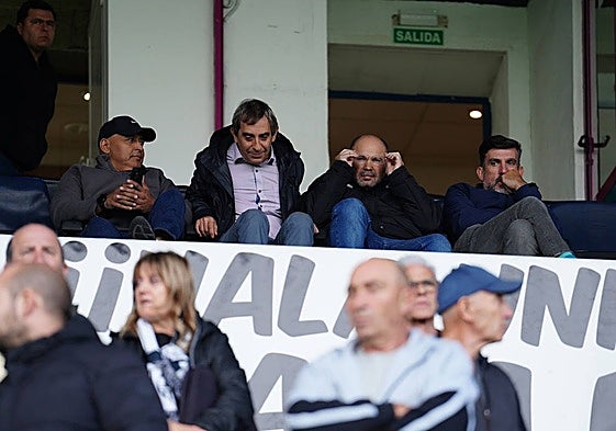 El presidente del Salamanca UDS, Manuel Lovato (segundo por la derecha), en el palco del Helmántico.