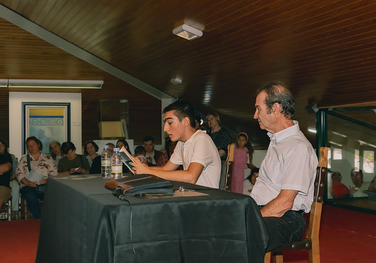 Imagen de la presentación de la novela por parte de Hugo Escribano en Hervás.
