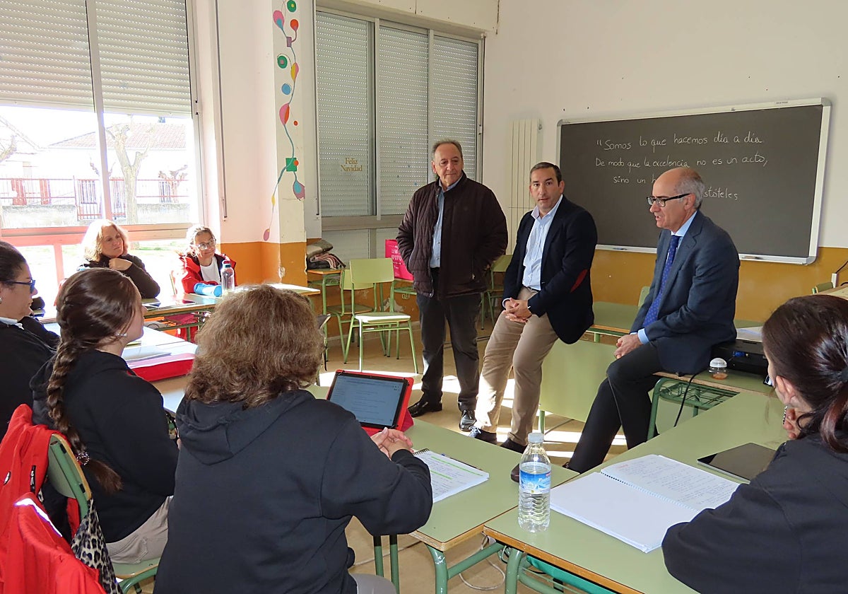 Benjamín Madrid, Eloy Ruiz y Javier Iglesias hablan con las alumnas de la AFE.