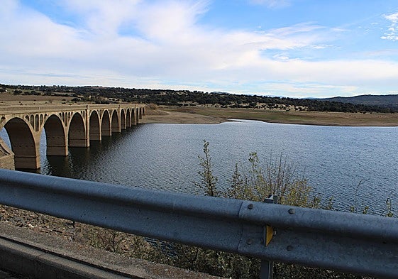 Vista del puente sobre el pantano de Santa Teresa.