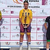 La ciclista salmantina Vega Iglesias, en lo alto del podio de la Copa de España de Pista.