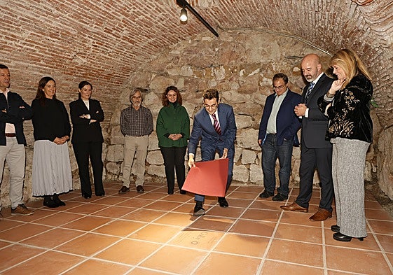José Miguel Sánchez Llorente descubre la placa.