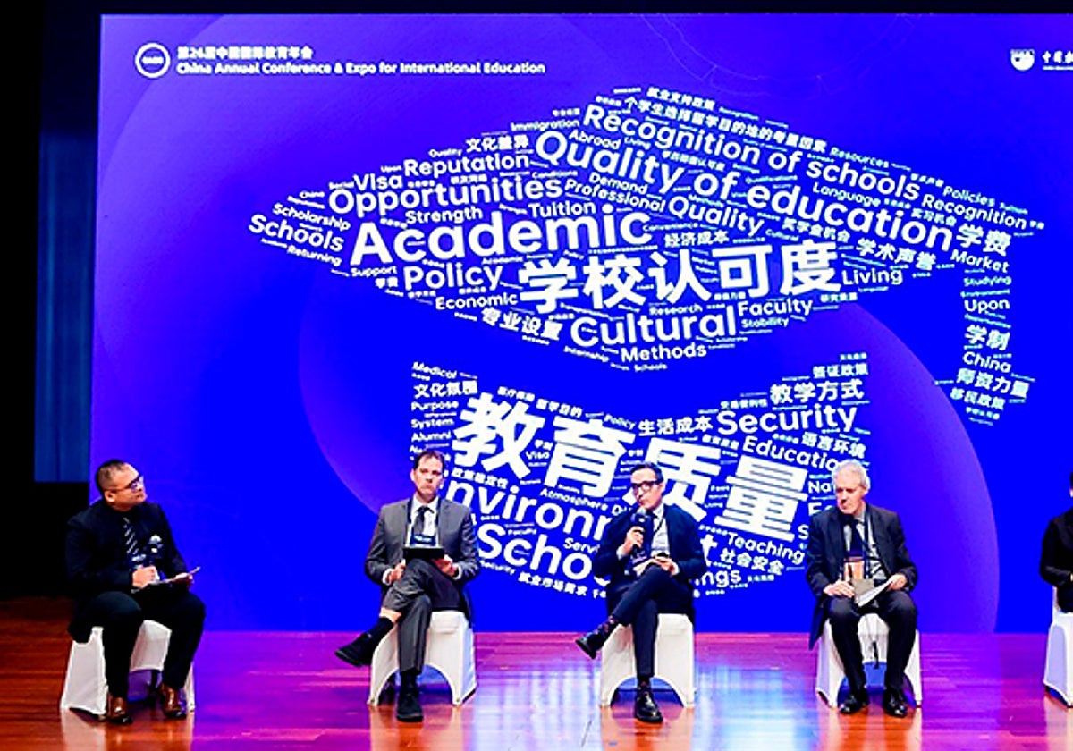 Corchado interviene en el foro.