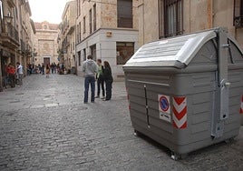 Contenedor, en una de las calles de la zona histórica de Salamanca.