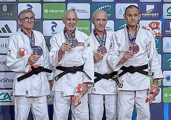 Julio Vicente (2º por la derecha), con sus compañeros de podio.