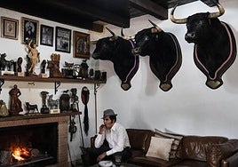 Morante de la Puebla pega una calada a un puro en uno de los salones de su casa cargada de recuerdos.