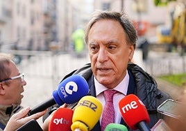 Carlos García Carbayo, alcalde de Salamanca, este miércoles, en la plaza de San Cristóbal.