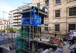 Trabajadores, en la obra del ascensor urbano, este miércoles.
