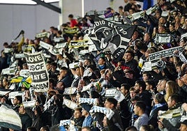 Aficionados de Unionistas, en el Fondo Oeste, durante el último choque en el Reina Sofía.