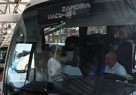 Varias personas, subiendo al autobús con destino Zamora en la estación de autobuses de Salamanca.