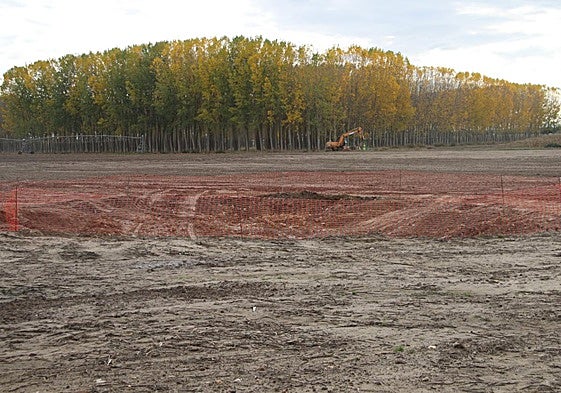 El agujero en la parcela agrícola de Pelabravo, en la que estaban los restos del castillo de la Torre Mocha, con una cerca de plástico.