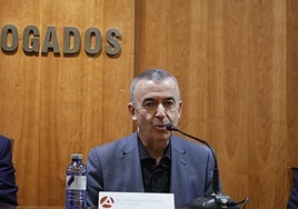 El escritor Lorenzo Silva, en el Colegio de Abogados de Salamanca.