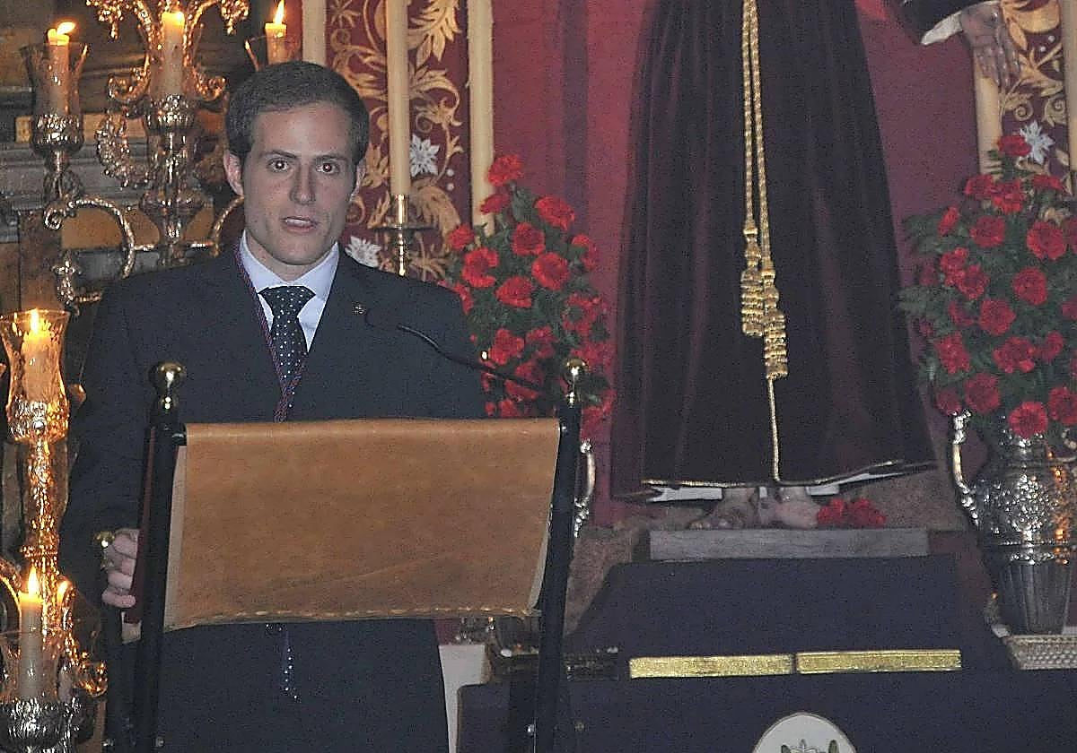 Daniel Cuesta, ante la imagen de Jesús Despojado.