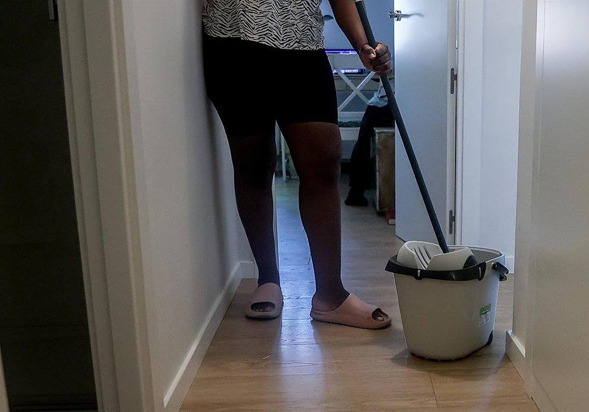 Una empleada del hogar, trabajando.