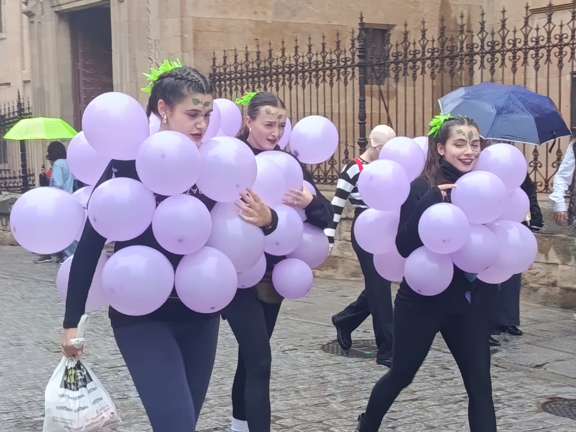 Los estudiantes de Ciencias desafían a la lluvia y llenan Salamanca de disfraces en la semana de San Alberto