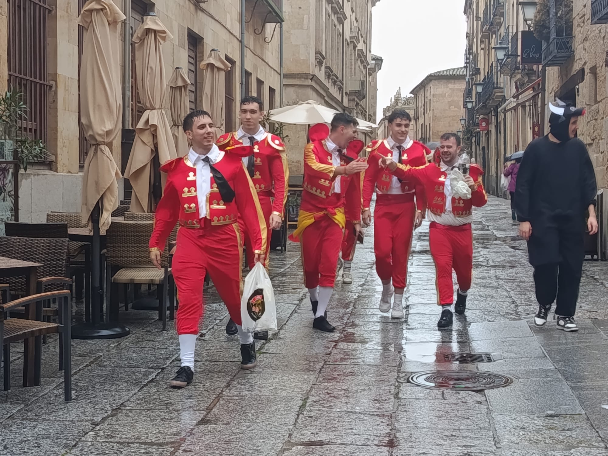 Los estudiantes de Ciencias desafían a la lluvia y llenan Salamanca de disfraces en la semana de San Alberto