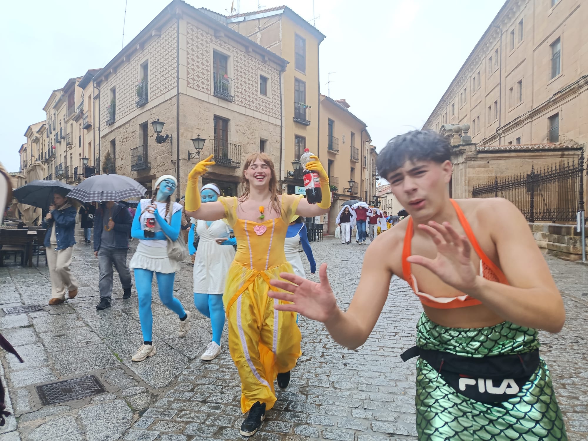 Los estudiantes de Ciencias desafían a la lluvia y llenan Salamanca de disfraces en la semana de San Alberto