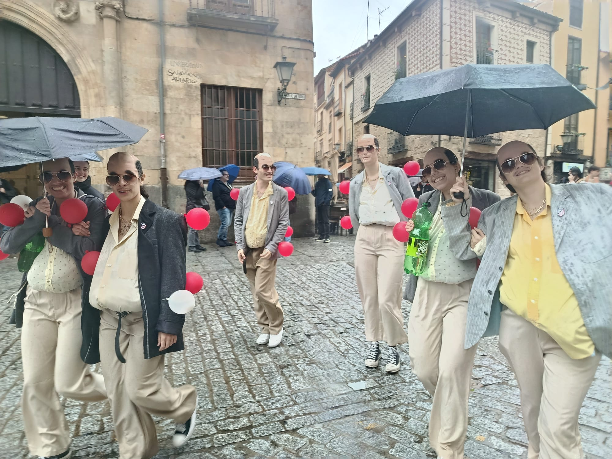 Los estudiantes de Ciencias desafían a la lluvia y llenan Salamanca de disfraces en la semana de San Alberto
