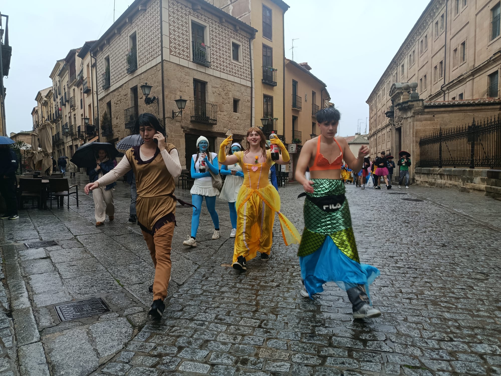 Los estudiantes de Ciencias desafían a la lluvia y llenan Salamanca de disfraces en la semana de San Alberto