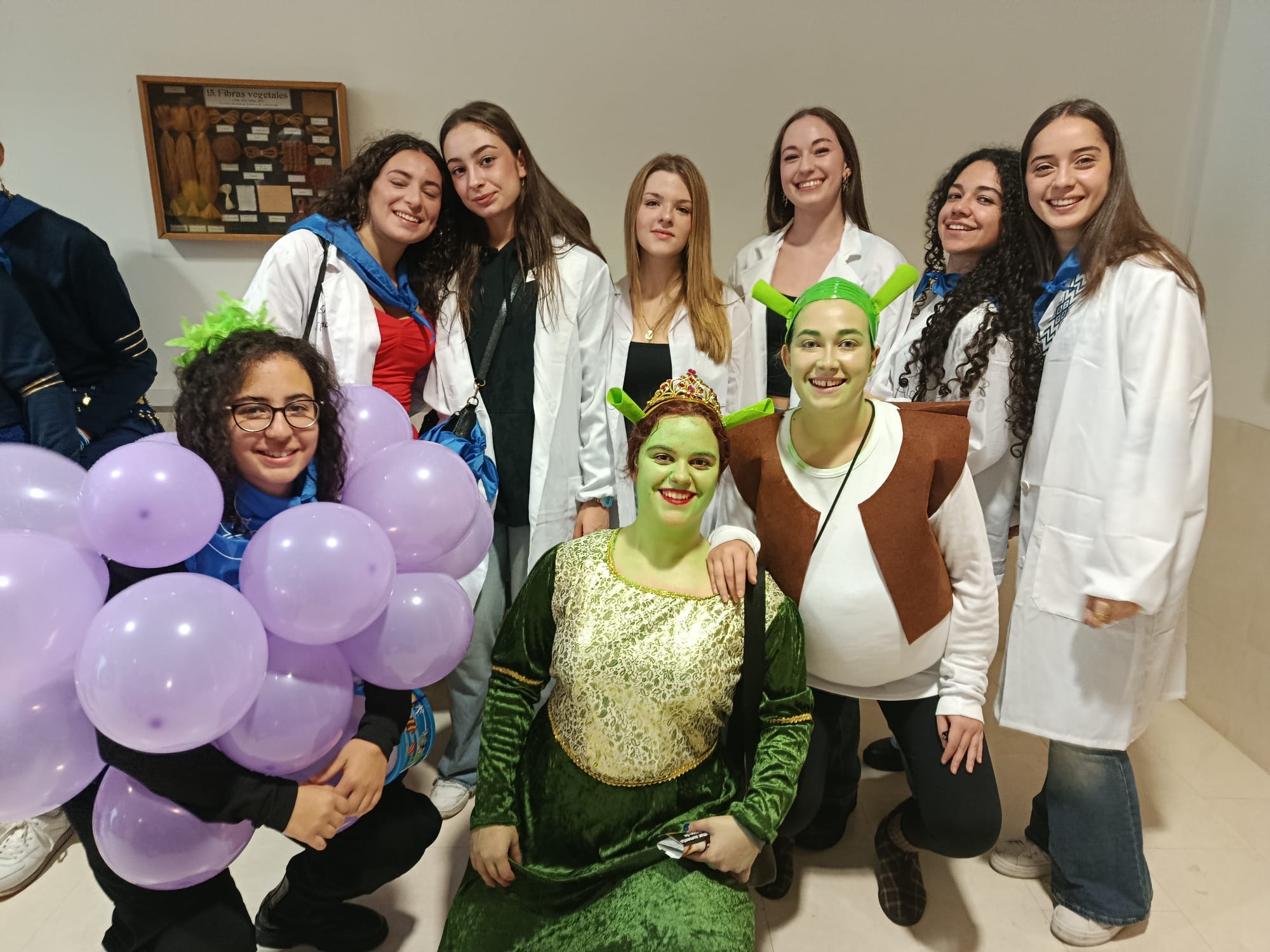 Los estudiantes de Ciencias desafían a la lluvia y llenan Salamanca de disfraces en la semana de San Alberto