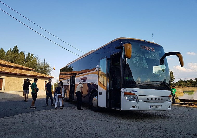 Un autobús, en San Miguel de Valero.