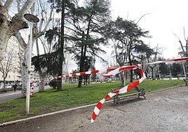 El parque de La Alamedilla, cerrado un día de fuertes vientos.