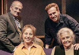 Claudio Tolcachir (arriba, dcha.), director, junto al elenco de la obra: Carlos Olalla, Natalia Dicenta y Lola Herrera.