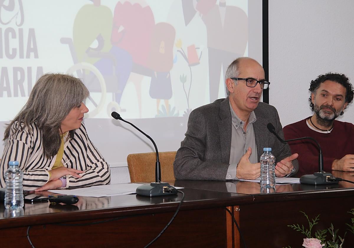 Imagen principal - Eva Picado, Javier Iglesias y Asier García, en su presentación ante los asistentes.