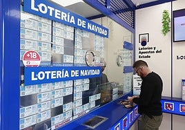 Un salmantino, comprando un décimo de la Lotería de Navidad.