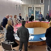 El pleno comenzó con un minuto de silencio en memoria de el exconcejal socialista José Ramón Sánchez.