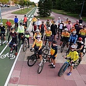 Varios componentes de la Escuela Salmantina de Triatlón, antes de comenzar un entrenamiento.