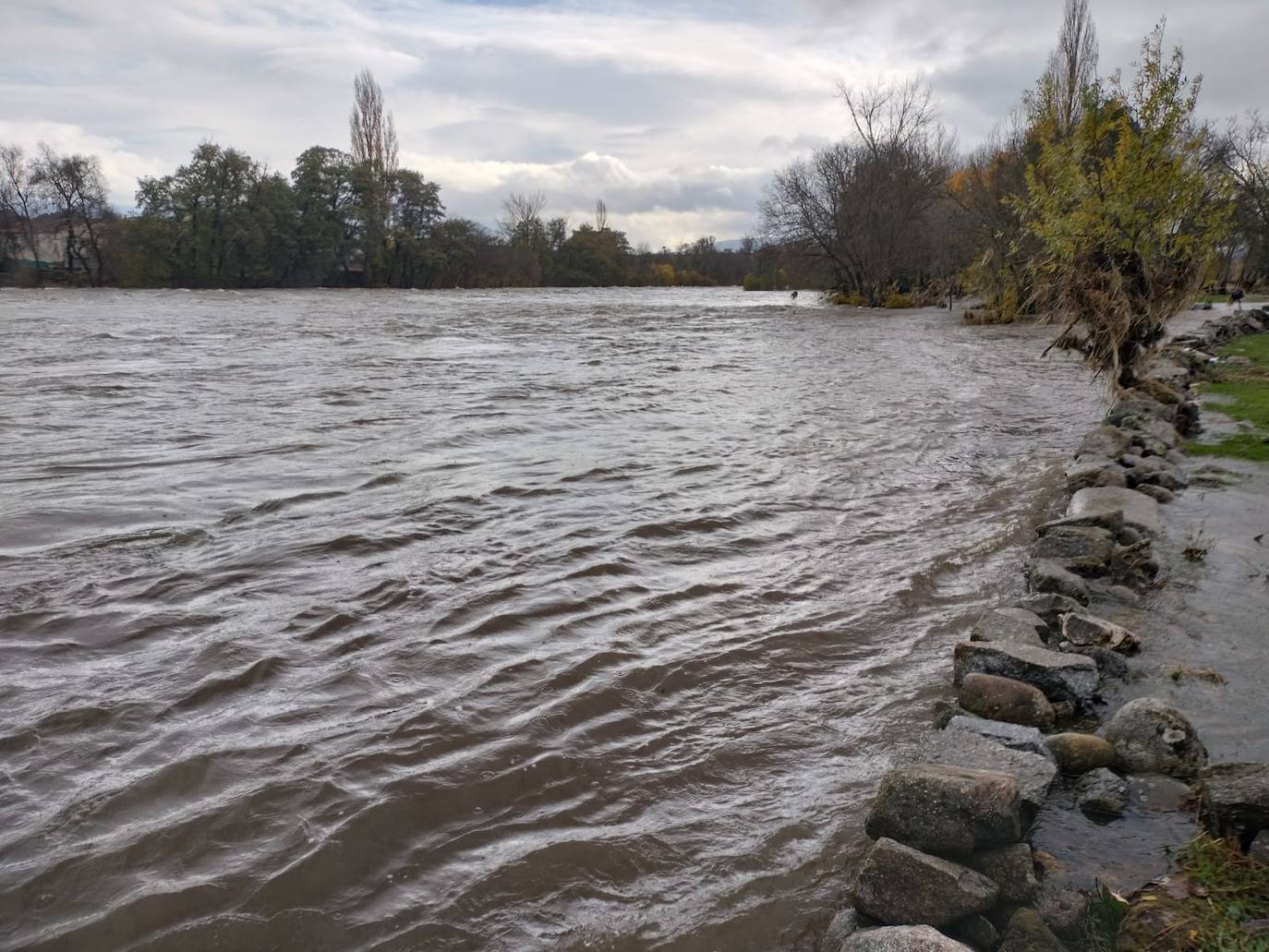Crecida del Tormes por Puente del Congosto: un garaje inundado, muros derribados o farolas dobladas