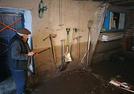 Gregorio González, señalando la altura alcanzada por el agua en su garaje.