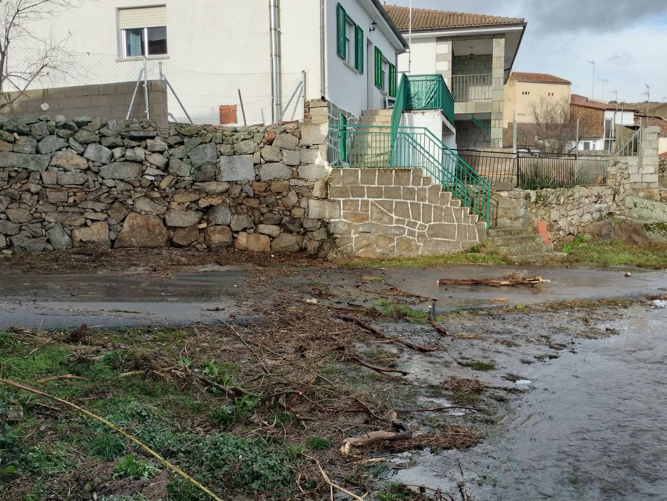 Crecida del Tormes por Puente del Congosto: un garaje inundado, muros derribados o farolas dobladas
