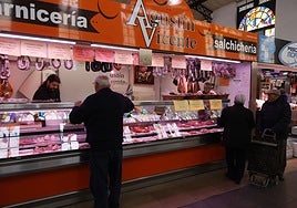 Varios clientes, comprando en una carnicería del Mercado Central de Salamanca.