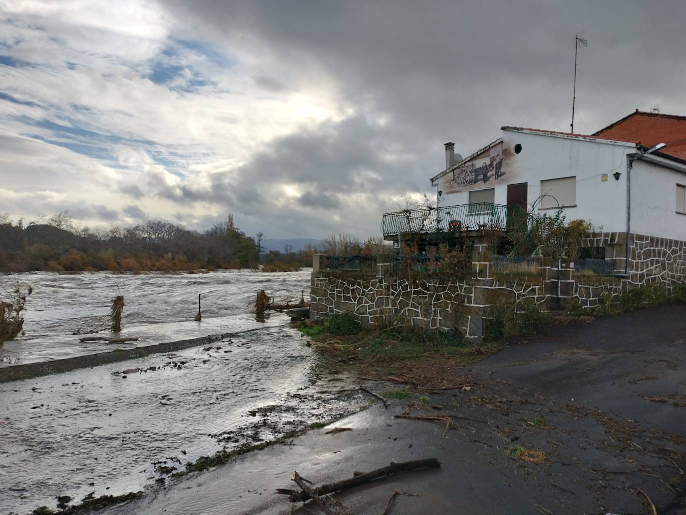 Crecida del Tormes por Puente del Congosto: un garaje inundado, muros derribados o farolas dobladas