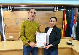 El alcalde de Carbajosa, Pedro Samuel Martín, y la edil de Medio Ambiente, Thania Valdés.