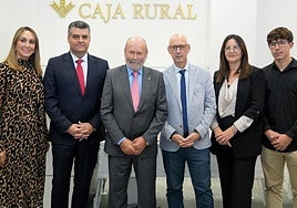 De izquierda a derecha, María Teresa Sagrado, directora de la sucursal; José Ignacio Juez, director general de la entidad; Ernesto Moronta, presidente de la entidad; Casimiro Martín, vicepresidente de la entidad; María Teresa Sánchez, gestora comercial y Fabio Barreto, gestor comercial.