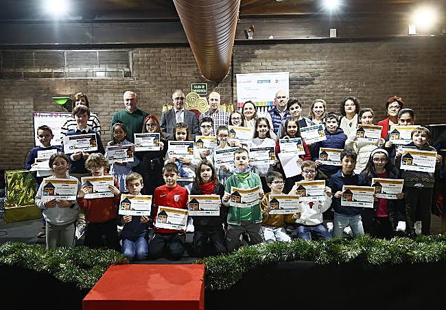 Ganadores y patrocinadores, en la entrega de premios de la última edición del Concurso de Dibujo Infantil de LA GACETA.