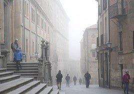 Una imagen de frío y niebla en las calles de Salamanca.