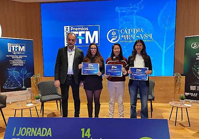 Entrega de los tres Premios a los Trabajos Fin de Máster (TFM) 2025 que reconocen la excelencia académica y la contribución de los estudiantes a la sostenibilidad, la innovación y la investigación aplicada en el ámbito agrario y medioambiental.