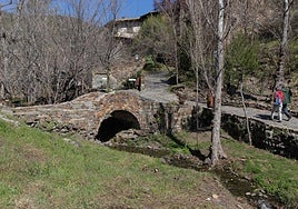 Un arroyo pasa por un puente en Patones de Arriba, Madrid