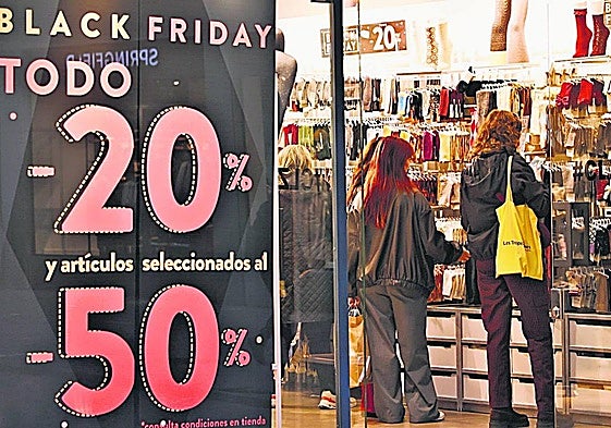 Cartel de descuentos por la campaña de Black Friday en un establecimiento de la ciudad el año pasado.