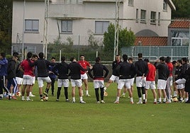 Jorge García, técnico del Salamanca UDS, habla con sus jugadores en el entrenamiento del pasado miércoles en el anexo al Tori.