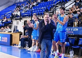 Álex Bellido, técnico del Perfumerías Avenida Xoborg, aplaude la actuación de sus jugadores.