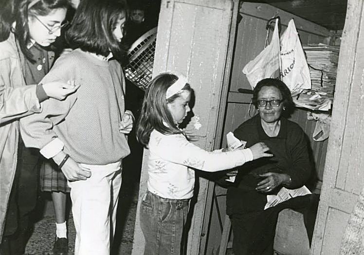 Varios niños compran sus castañas a una de las vendedoras más veteranas de la ciudad en la plaza de los Bandos en 1986.