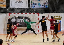 El meta del BM Salamanca, Carlos Fernández, encaja un tanto.