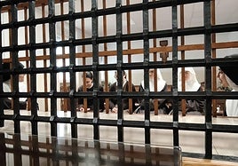 Sor María Aleluya, Leticia, Noelia, sor María Gracias, sor María Hesed y sor María Virginia tras la reja de uno de los locutorios del monasterio de Cantalapiedra.